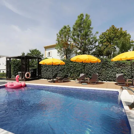 Perogil Poppy - Elegant With Pool Apartment