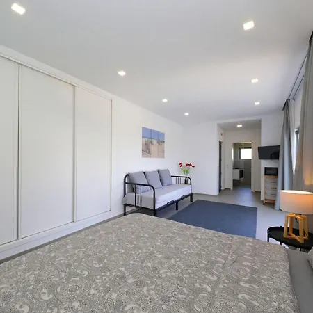 Perogil Poppy - Elegant With Pool Apartment Tavira