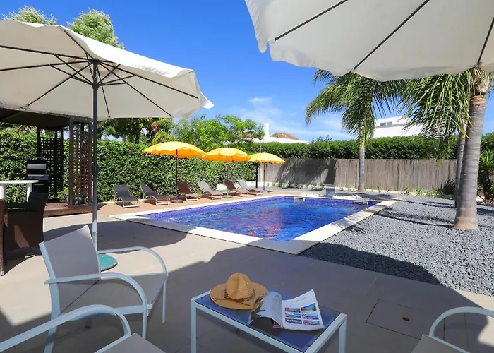 Perogil Poppy - Elegant With Pool Apartment *